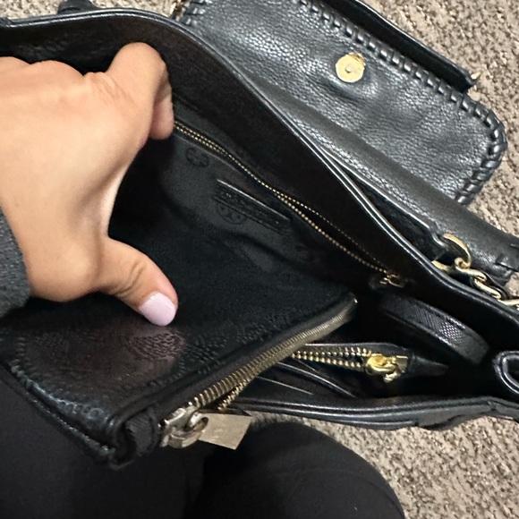 Tory Burch crossbody. Im reselling it ….it was not sold on my last post . - Picture 4 of 6